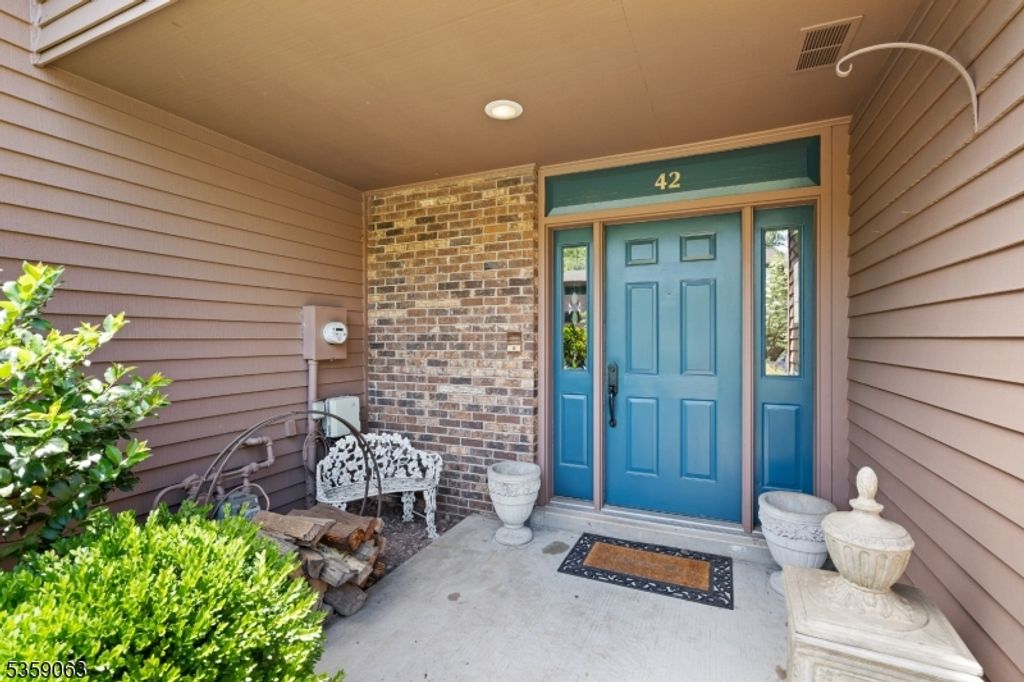 42 Lexington Ct, Washington Twp., NJ 07676