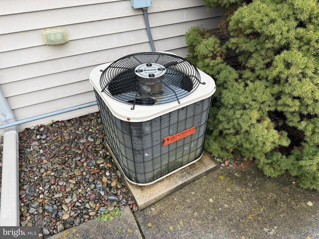 4 ROSEMONT DR, Myerstown, PA 17067