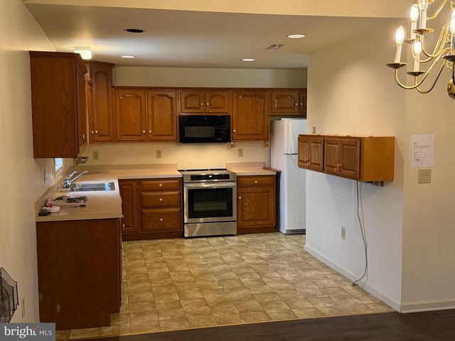 4 ROSEMONT DR, Myerstown, PA 17067