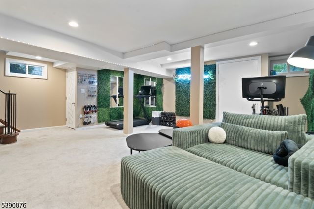 91 Mountainside Ter, Clifton City, NJ 07013