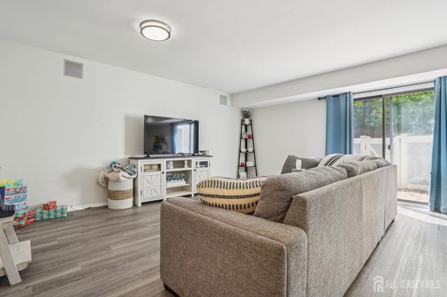 165 NE Essex Avenue 110, Metuchen, NJ 08840