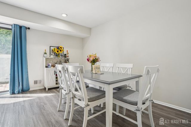 165 NE Essex Avenue 110, Metuchen, NJ 08840