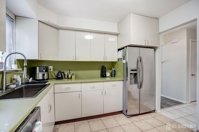 165 NE Essex Avenue 110, Metuchen, NJ 08840