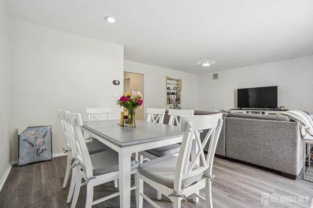 165 NE Essex Avenue 110, Metuchen, NJ 08840