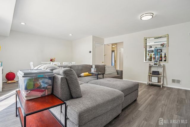 165 NE Essex Avenue 110, Metuchen, NJ 08840