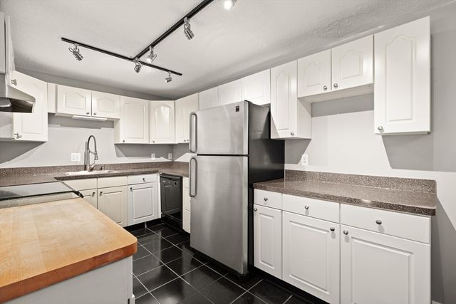 685 Oak St 13-9, Brockton, MA 02301