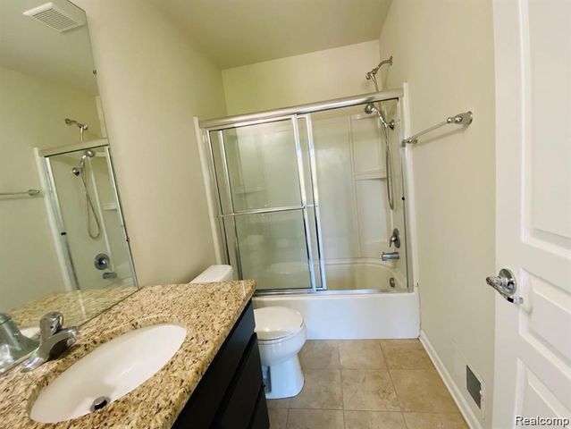 44563 Gwinnett Loop, Novi, MI 48377