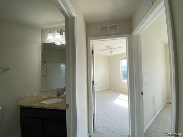 44563 Gwinnett Loop, Novi, MI 48377