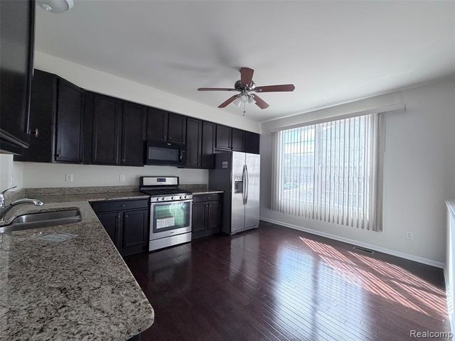 44563 Gwinnett Loop, Novi, MI 48377