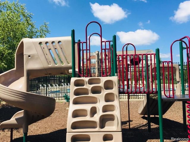 44563 Gwinnett Loop, Novi, MI 48377