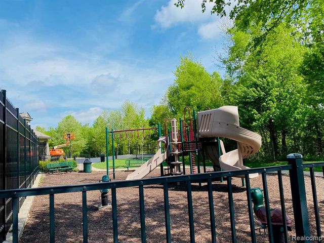 44563 Gwinnett Loop, Novi, MI 48377