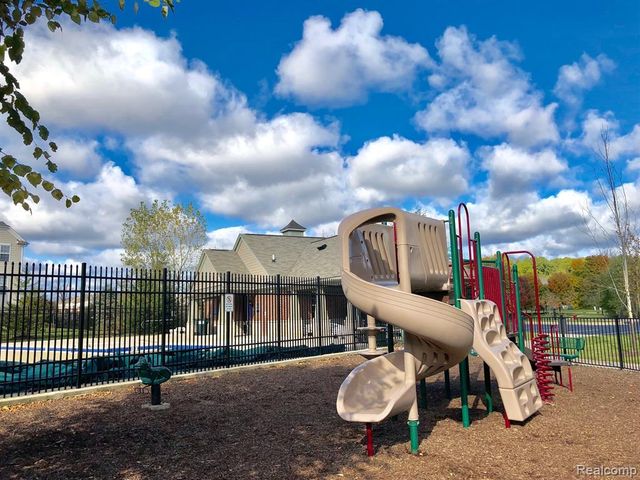 44563 Gwinnett Loop, Novi, MI 48377