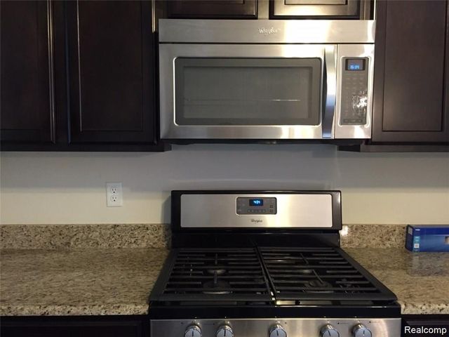 44563 Gwinnett Loop, Novi, MI 48377