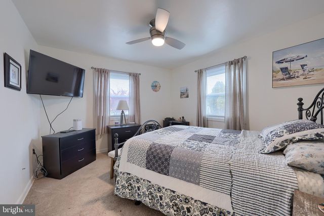 1004 SCENERY DR, Harrisburg, PA 17109