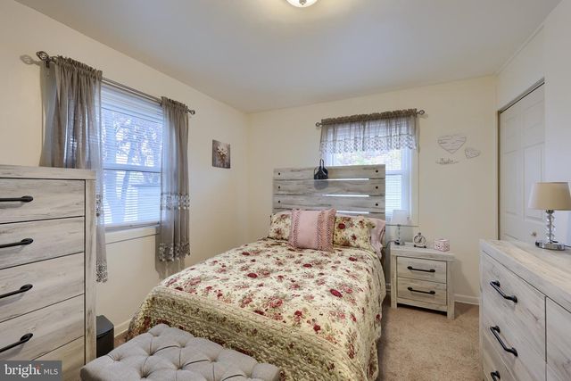 1004 SCENERY DR, Harrisburg, PA 17109