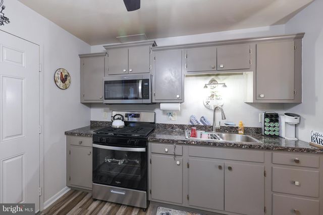 1004 SCENERY DR, Harrisburg, PA 17109