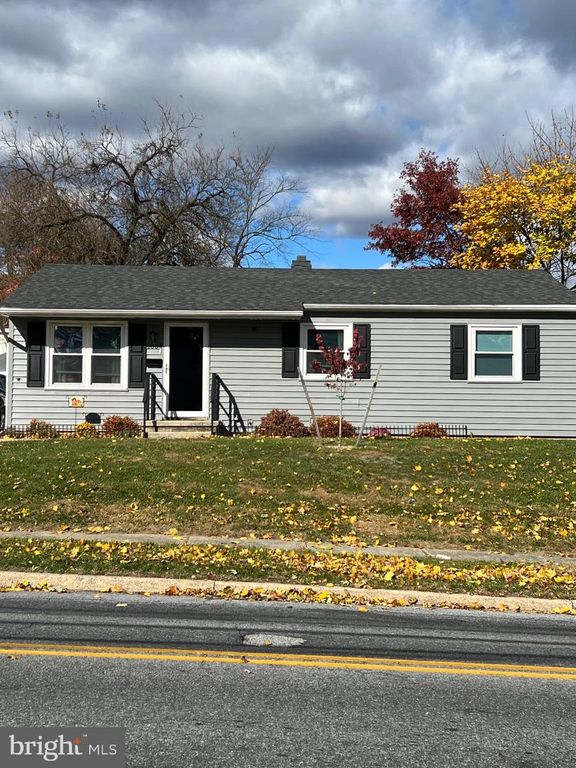 1004 SCENERY DR, Harrisburg, PA 17109