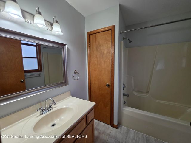 118 Elizabeth Way 4, Potterville, MI 48876