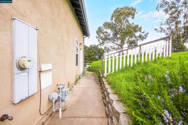 213 N Rancho Pl, El Sobrante, CA 94803