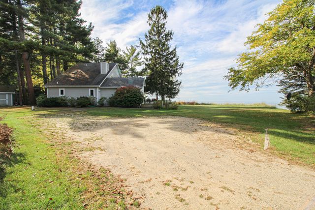 77709 18th Avenue, South Haven, MI 49090