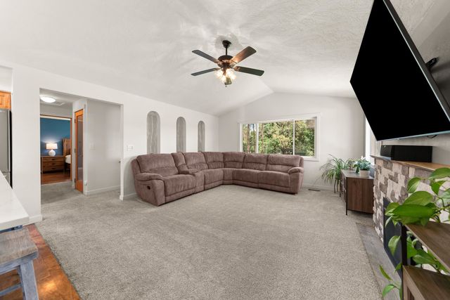 9427 N Riverside Park Dr, Nine Mile Falls, WA 99026