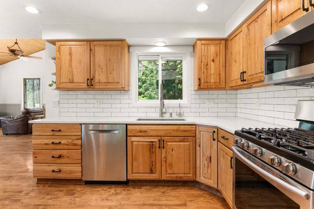 9427 N Riverside Park Dr, Nine Mile Falls, WA 99026