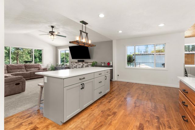9427 N Riverside Park Dr, Nine Mile Falls, WA 99026