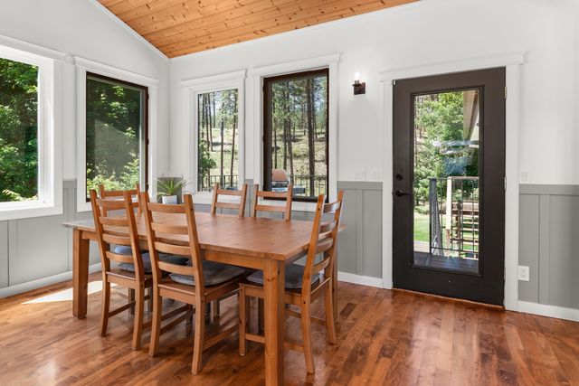 9427 N Riverside Park Dr, Nine Mile Falls, WA 99026