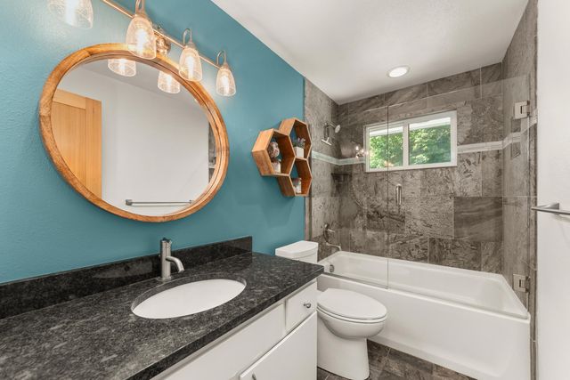 9427 N Riverside Park Dr, Nine Mile Falls, WA 99026