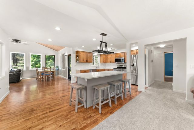 9427 N Riverside Park Dr, Nine Mile Falls, WA 99026