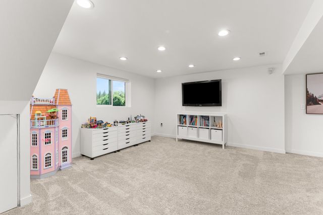 9427 N Riverside Park Dr, Nine Mile Falls, WA 99026