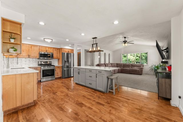 9427 N Riverside Park Dr, Nine Mile Falls, WA 99026