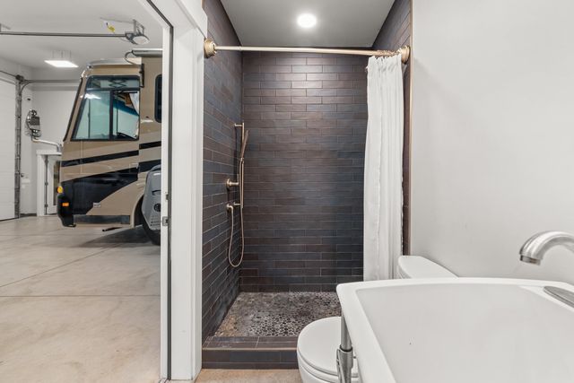 9427 N Riverside Park Dr, Nine Mile Falls, WA 99026