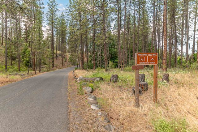 9427 N Riverside Park Dr, Nine Mile Falls, WA 99026