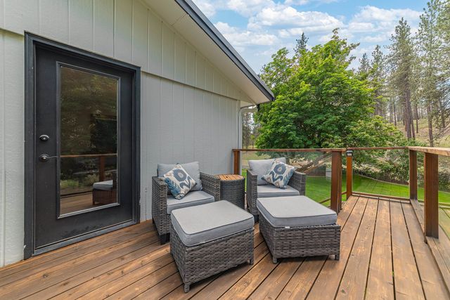 9427 N Riverside Park Dr, Nine Mile Falls, WA 99026