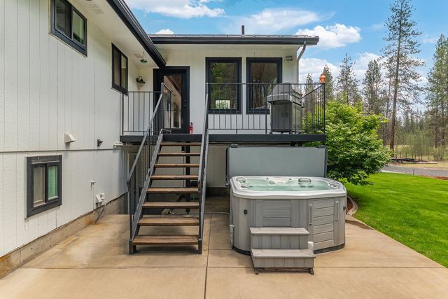 9427 N Riverside Park Dr, Nine Mile Falls, WA 99026