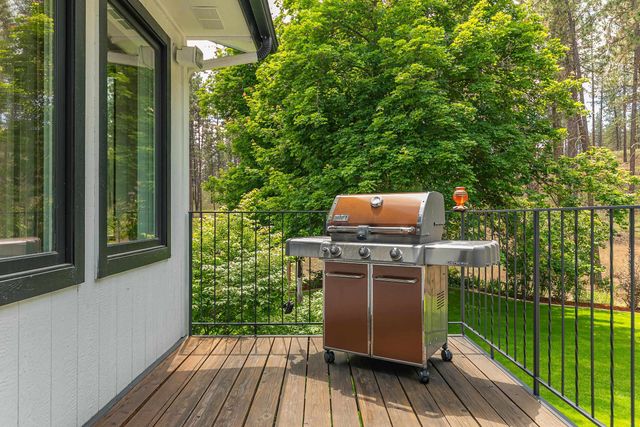 9427 N Riverside Park Dr, Nine Mile Falls, WA 99026