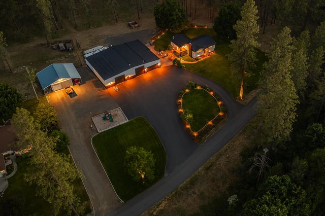 9427 N Riverside Park Dr, Nine Mile Falls, WA 99026