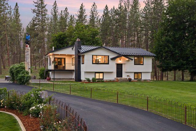 9427 N Riverside Park Dr, Nine Mile Falls, WA 99026