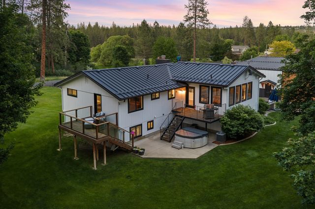 9427 N Riverside Park Dr, Nine Mile Falls, WA 99026