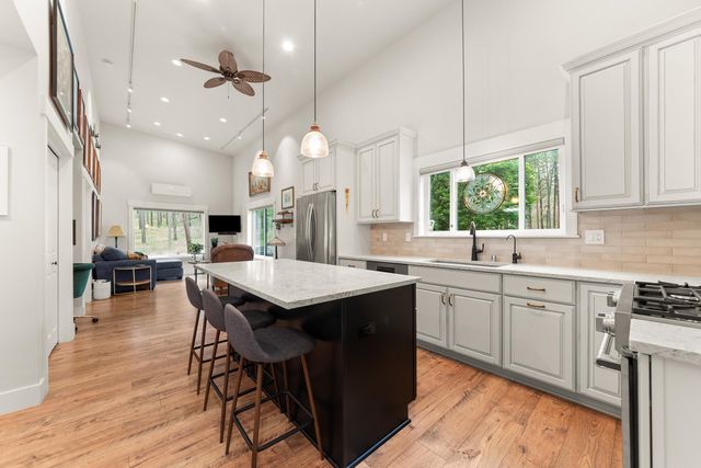 9427 N Riverside Park Dr, Nine Mile Falls, WA 99026