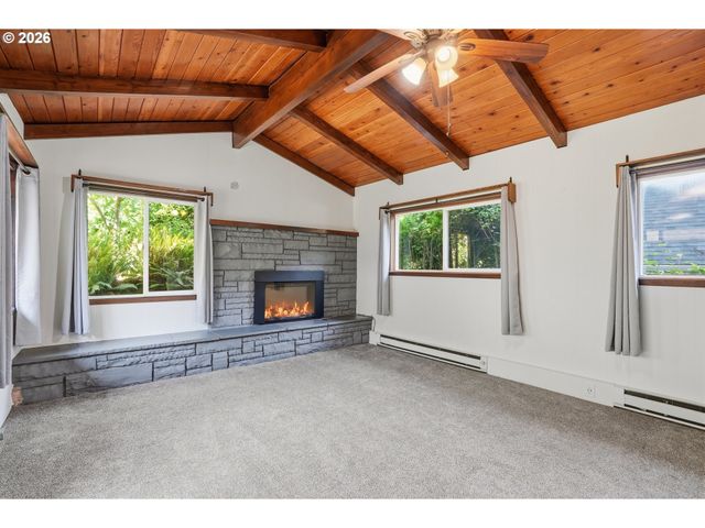 2832 Ne FREMONT Dr, Portland, OR 97220