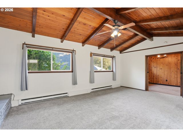 2832 Ne FREMONT Dr, Portland, OR 97220