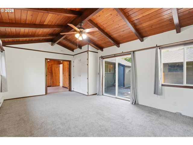 2832 Ne FREMONT Dr, Portland, OR 97220
