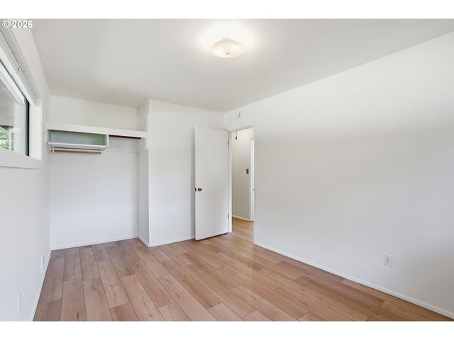2832 Ne FREMONT Dr, Portland, OR 97220