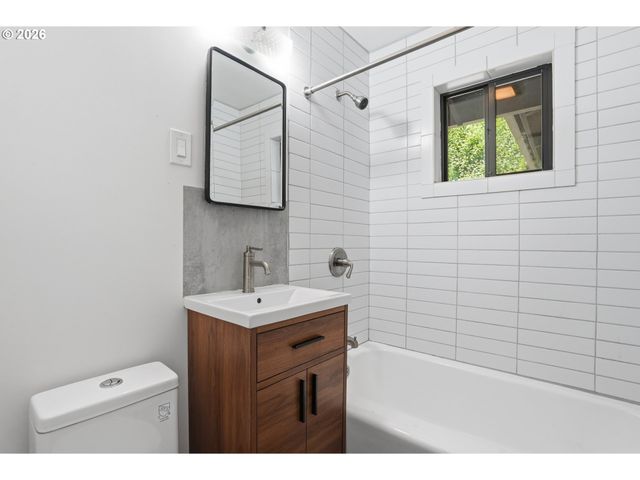 2832 Ne FREMONT Dr, Portland, OR 97220