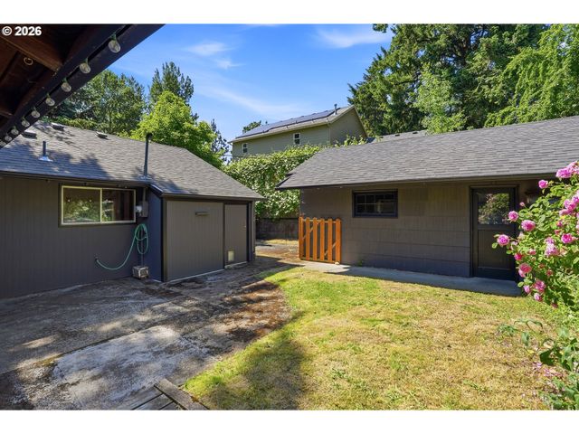 2832 Ne FREMONT Dr, Portland, OR 97220