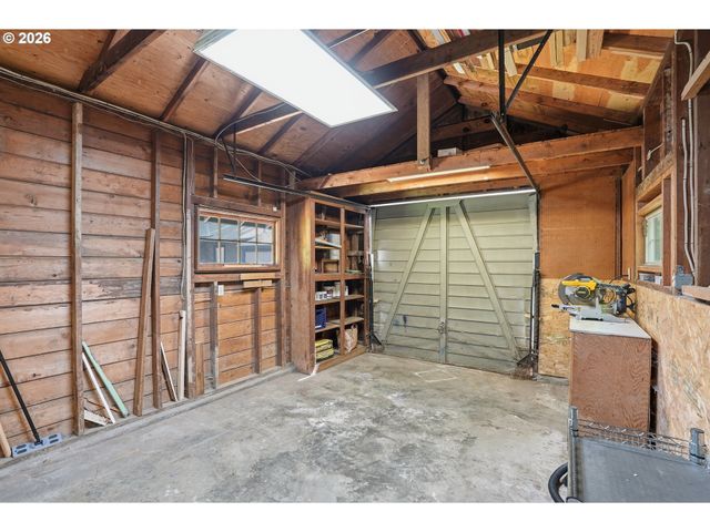 2832 Ne FREMONT Dr, Portland, OR 97220