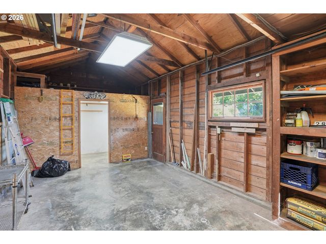 2832 Ne FREMONT Dr, Portland, OR 97220