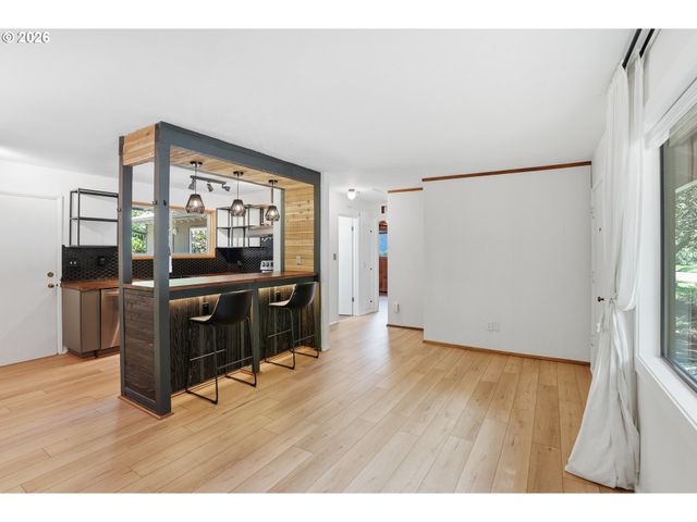 2832 Ne FREMONT Dr, Portland, OR 97220
